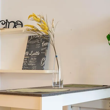 Garage & Station - Self Check-in & Access Apartment Como