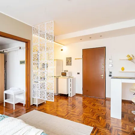 Apartment Garage & Station - Self Check-in & Access Como